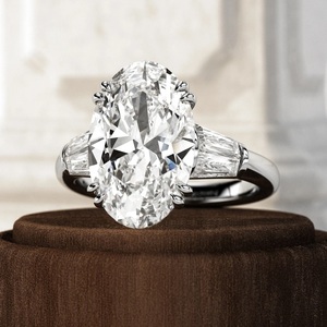 Bague de fiançailles à trois pierres avec diamant ovale de 5 carats cultivé en laboratoire, diamants latéraux baguette effilés, or massif 14k/18k, certifiée IGI - Product Image 3