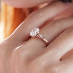 Anillo de compromiso de diamante cultivado en laboratorio de 2 quilates con corte cojín alargado, oro rosa de 14K, banda de catedral de triple punta, venta al por mayor - Product Image 3