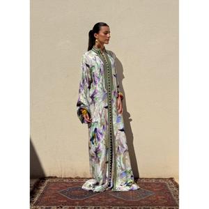 Caftán Largo de Seda, Vestido de Fiesta Tradicional Hasta el Suelo, Estampado con Motivos Florales Multicolores, Color Marfil Suave, Cuello Alto - Product Image 3