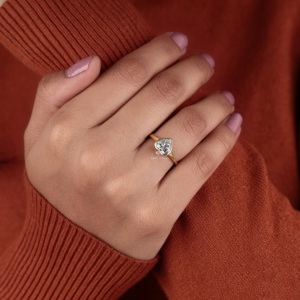 Anillo de compromiso con diamante en forma de corazón, anillo solitario con bisel de oro de 14 quilates, anillo nupcial minimalista, anillo de promesa romántico, regalo para ella - Product Image 3