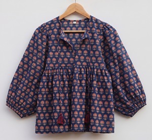 เสื้อกล้ามผ้าฝ้ายผู้หญิงลายดอกไม้บาติกวาดมือ แต่งโบว์ลูกไม้ ระบายอากาศได้ดี เป็นมิตรกับสิ่งแวดล้อม สวมใส่สบาย เหมาะสำหรับเป็นของขวัญ ขายส่ง - Product Image 1