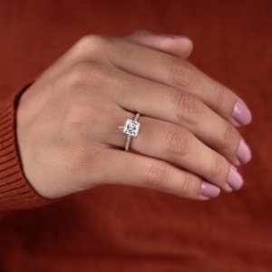 Anillo de compromiso solitario de oro de 14K con diamante princesa y banda pavé, joyería nupcial minimalista, fabricante y proveedor mayorista personalizado - Product Image 2
