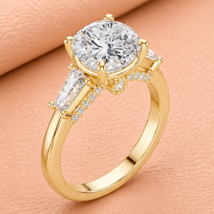 แหวนหมั้นทรงกลมหรูหราประดับเพชรทรงไตรลิออนด้านข้าง ทำจากเงินแท้ 925 - Product Image 3