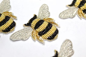 Insignias Bordadas de Tela de Sarga de Alta Calidad, Moda de Lujo, Ecológicas, Libres de Níquel, Tamaño y Forma Personalizados, Bordado Hecho a Mano - Product Image 3