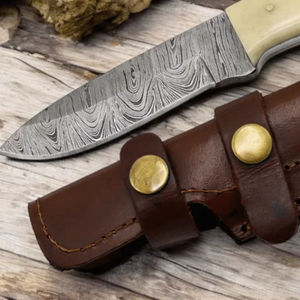 Couteau de chasse à lame fixe à motif Damas personnalisé avec construction Full Tang, prise en main confortable et étui en cuir pour le camping - Product Image 2