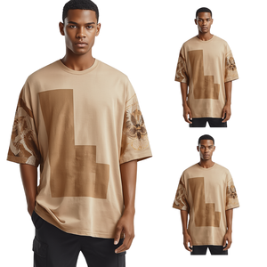 Camiseta de Lujo para Hombre con Hombros Caídos y Diseño Gráfico de Geometría del Desierto, Ajuste Moderno y Relajado - Product Image 1