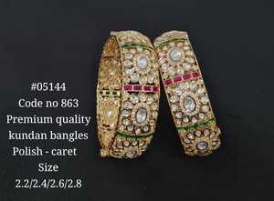 05144 Kundan Meenakari Armreif aus Messing, karatplattiert, mehrfarbige Steinarmreifen, luxuriöser Modeschmuck für Party und Hochzeit - Product Image 3