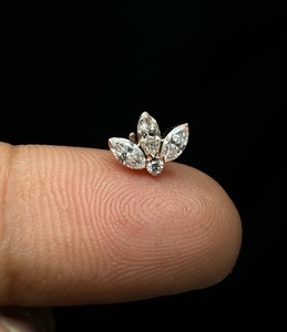 Elegante Pendiente de Loto con Diamante Marquise de 4x2 mm, Diamante Engastado Invisible, Oro Sólido, Piercing Daith, Joyería Delicada para Ella - Product Image 2