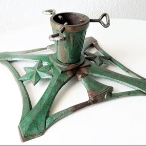 Base Metálica Vintage para Árbol de Navidad, Color Verde Francia - Product Image 1
