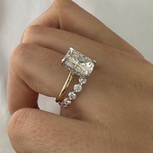 Anillo de Compromiso con Diamante Alargado de 3 Quilates, Corte Cojín, Anillo de Diamantes con Halo Oculto en Dos Tonos, Certificado IGI - Product Image 2