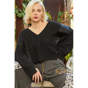 Suéter con cuello en V para mujer con parche acolchado de punto de cable POL - Product Image 4