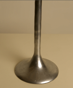 Porte-bougie conique moderne en métal argenté, design abstrait sculptural avec boucle, pour décoration de table, étagère et cheminée - Product Image 6