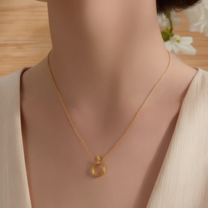 Collana con Ciondolo Lettera O in Acciaio Inossidabile Placcato Oro con Zirconia Cubica, Gioielli Minimalisti da Donna - Product Image 3