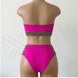ชุดบิกินี่สีชมพูสำหรับผู้หญิง พร้อมดีเทลโซ่ทอง ดีไซน์เว้าช่วงเอวสูง - Product Image 2