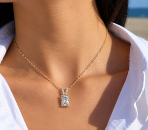 Pendentif en diamant de laboratoire taille émeraude, or massif 14K, solitaire pavé avec attache en V, DEF VVS 2.10CT, certifié IGI, cadeau de mariage, ODM - Product Image 2