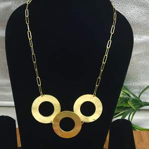 Collar llamativo de latón chapado en oro para mujer |   Collar con Colgante de Círculo Geométrico y Cadena de Clip |   Fabricación de Joyería OEM ODM - Product Image 3