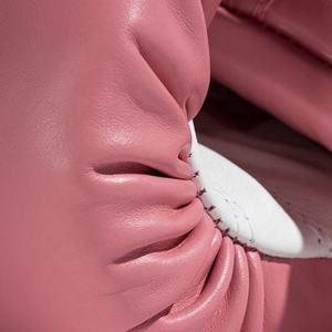 นวมชกมวยสีชมพูขาว ปักชื่อได้ตามต้องการ ปิดแบบผูกเชือก หนังแท้ ระบายอากาศได้ดี น้ำหนักเบา - Product Image 3