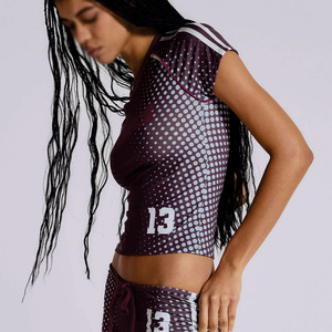 Ensemble de sport 2 pièces pour femme, coupe ajustée, haut de football américain en polyester extensible et short, tenue d'équipe personnalisée, services OEM - Product Image 5