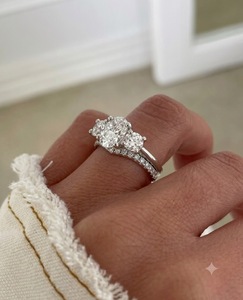 Anillo de Diamantes de Tres Piedras para Mujer, Corte Brillante Redondo, Piedras Laterales con Banda Pavé, Chapado en Oro Clásico, para Aniversario, Boda, Fiesta - Product Image 2