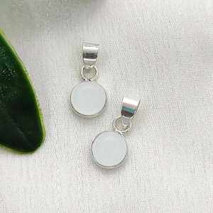 Breloques rondes en calcédoine blanche de 7 mm, serties à la main, avec découpe cabochon, breloque en calcédoine blanche sertie avec anneau, bijoux plaqués argent - Product Image 1