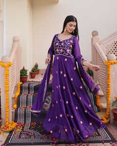 Traje Anarkali morado tradicional para mujer, de manga 3/4, en crepé de seda Rangoli, semicosturado, para bodas y fiestas. - Product Image 3