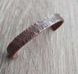 Bracelet manchette ajustable en cuivre pur gravé, texture écorce martelée vintage, design sculpté, ouvert et plat - Product Image 2