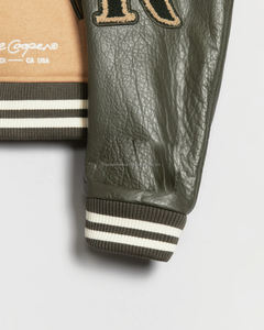 เสื้อแจ็คเก็ตวาร์ซิตี้สไตล์วินเทจสำหรับผู้ชาย สีดำ ปักโลโก้เชนิลล์แบบกำหนดเอง คอตั้ง แขนยาว - Product Image 4