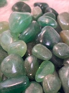 Pierre de fluorite verte vibrante, polie et lisse, avec une variété de couleurs riches, idéale pour les collections de cristaux et la décoration. - Product Image 3
