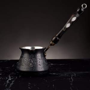 Cafetière classique pour café expresso, en métal avec poignée en bois - Product Image 1