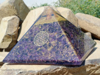 Pyramide d'Orgone en Agate Améthyste Faite à la Main de Qualité Supérieure 20cm, Écologique, pour Guérison par les Cristaux, Méditation et Décoration Intérieure (Vente en Gros)