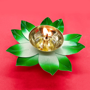 Diya en laiton Lotus pour Pooja, lampe à huile traditionnelle en laiton avec un élégant motif de fleur de lotus, Diya décorative pour la prière hindoue à la maison - Product Image 6