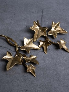 Plateau décoratif tendance en aluminium fait main, motif feuille de lierre, artisanat métallique moderne, pièce unique, design végétal, forme irrégulière, avec poignée - Product Image 1