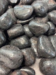 Pierre d'hématite couleur bronze, polie et lisse, de forme arrondie, avec une finition gris métallisé, pour collections de minéraux et décoration. - Product Image 4