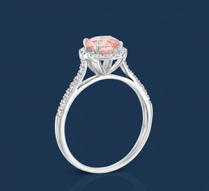 แหวนเพชรแล็บโกรว์ 1.15 กะรัต ทรงฮาโล พร้อมเพชรเม็ดใหญ่ 1 กะรัต สีชมพู ความสะอาดระดับ VVS2 ได้รับการรับรองจาก IGI ตัวเรือนทองคำขาว 14K แหวนหมั้น ขายส่ง รับสั่งทำ - Product Image 3