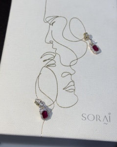 Pendientes colgantes Timeless con halo de rubíes y diamantes cultivados en laboratorio para ocasiones de boda y fiesta para mujeres en oro amarillo de 14 quilates, joyería fina. - Product Image 2