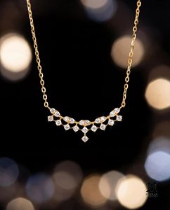 Collier statement en or et diamants, pendentif élégant en grappe de pierres multiples, bijoux fins de luxe en or 18 carats pour femmes - Product Image 1