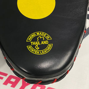 Nouvelles protections de poignets incurvées Fairtex Focus Pads pour Muay Thai, MMA et Kickboxing, personnalisées avec un design imprimé sur mesure. - Product Image 4