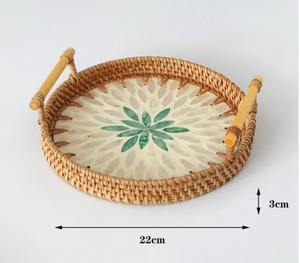 Plateau élégant en nacre et rotin, idéal pour les paniers-cadeaux et comme centre de table pour la salle à manger ou la table basse - Product Image 3