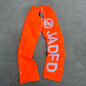 Pantalon de survêtement Y2K personnalisé en nylon pour homme, taille haute, coupe ample, imperméable, léger, streetwear, avec patch brodé - Product Image 3