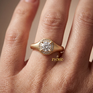 Bague de fiançailles, de mariage ou d'anniversaire de luxe en argent plaqué, sertie d'un halo de diamants de laboratoire VVS de 0,60 carat, style signet - Product Image 3