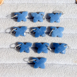 Pendentif papillon en opale bleue sculpté à la main, plaqué argent, facetté, petit bijou animalier, fourniture pour la fabrication de bijoux, cadeau - Product Image 1