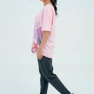 T-shirt décontracté à manches courtes et col rond pour homme, imprimé floral rose, coupe ample, jersey en coton, design sur le devant - Product Image 4