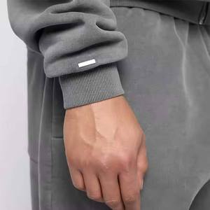 Sweat à capuche pour homme en molleton français, couleur unie, délavé à l'acide, avec logo brodé personnalisé, coupe oversize, épaules tombantes, poche kangourou, style décontracté - Product Image 6