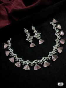 Juego de Joyería de Lujo con Imitación de Diamantes Americanos, Plateado en Plata, Elegante y Delicado, con Piedras Rosadas de Corte Trillón y Pendientes Colgantes a Juego - Product Image 5