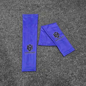 Manchons de compression sportifs unisexes personnalisés pour le football américain – Écoresponsables, respirants, en Spandex/Polyester, couleurs et logo d'équipe personnalisables - Product Image 4