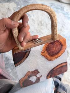 B.H CRAFTS Bolso de Mano de Madera Vintage Hecho a Mano con Incrustaciones de Resina Epoxi Transparente y Vetas de Madera Natural, Forro de Satén, Cierre con Broches, Ideal para Regalo - Product Image 4