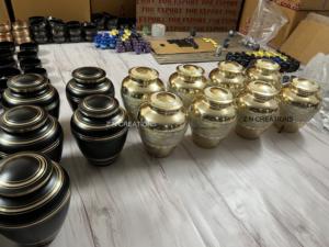 Urnes funéraires haut de gamme en nacre pour cendres humaines, urne en laiton avec incrustation de nacre, urnes à cendres en laiton fabriquées à la main en Inde - Product Image 4