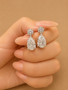 Boucles d'oreilles clous en or blanc 14K avec diamants de laboratoire taille poire 2,5 carats au total (1,25 carat chacune), plaquées or pour femme - Product Image 3
