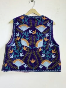 Chaleco Suzani Bordado Morado Hecho a Mano para Mujer |   Chaleco de algodón con estampado floral estilo bohemio vintage |   Chaqueta Étnica sin Mangas - Product Image 5