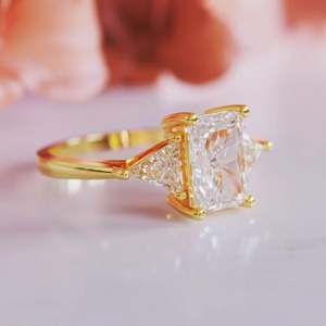 Anillo de Compromiso con Tres Piedras de Moissanita Corte Esmeralda, Plata de Ley 925, Chapado en Oro, Engaste de Garras, para Boda, Aniversario, Fiesta - Product Image 4